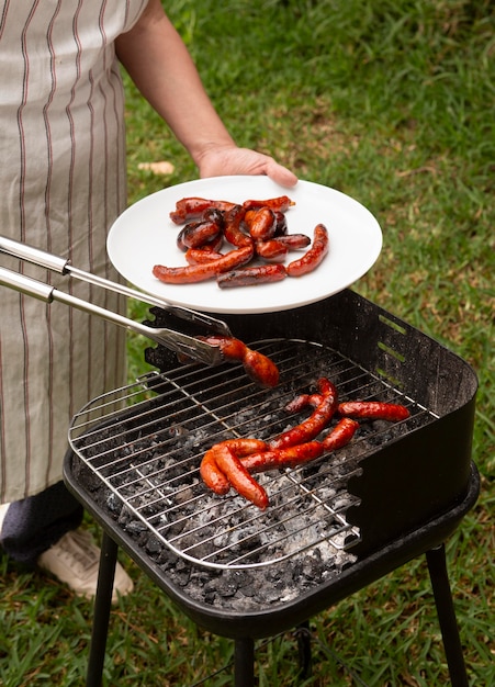 Kostenloses Foto leckere chorizo-wurst auf dem grill