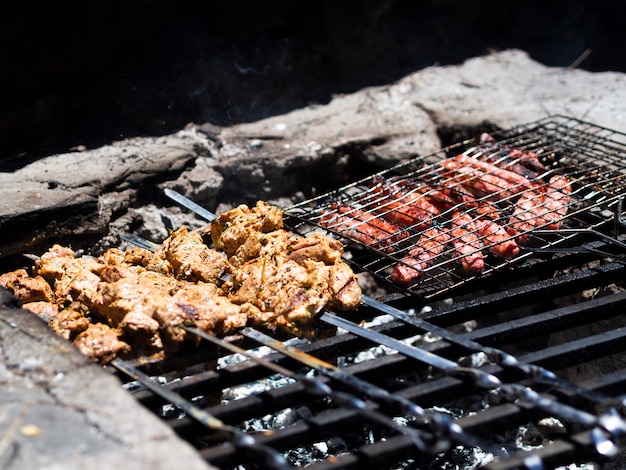 Kostenloses Foto leckere schaschlik und steaks vom grill