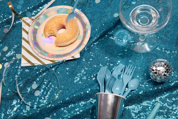 Kostenloses Foto leckerer donut und glas von oben