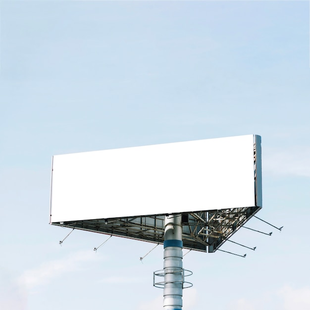 Kostenloses Foto leere dreieck billboard