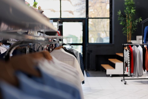 Kostenloses Foto leeres bekleidungskaufhaus im einkaufszentrum, neue modekollektion im regal. modische kleidung auf kleiderbügeln und accessoires, moderne boutique mit warenverkauf für kunden