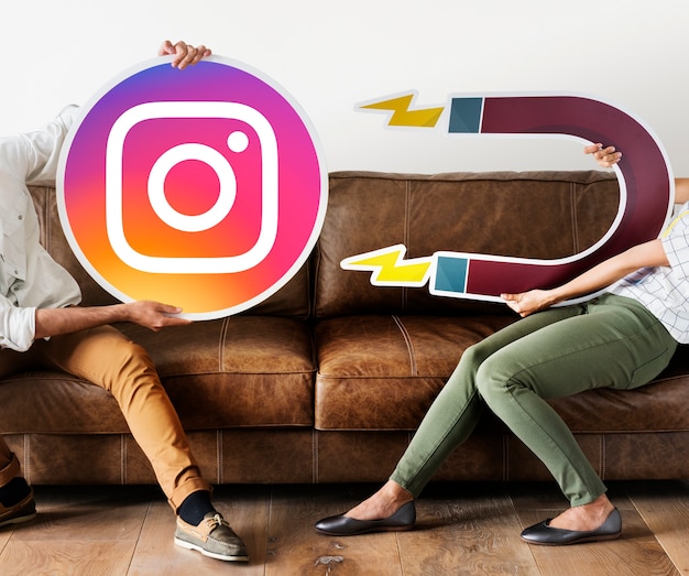 Kostenloses Foto leute, die eine instagram-ikone anhalten