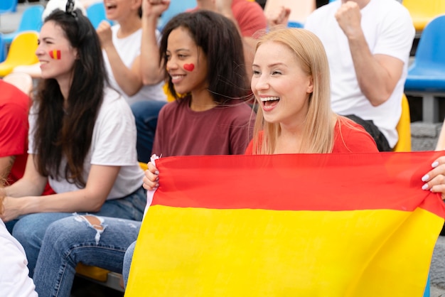 Leute, die zusammen ein Fußballspiel anschauen