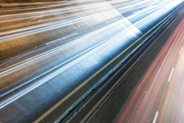 Kostenloses Foto lichtwege auf stadtstraße mit stadtbild