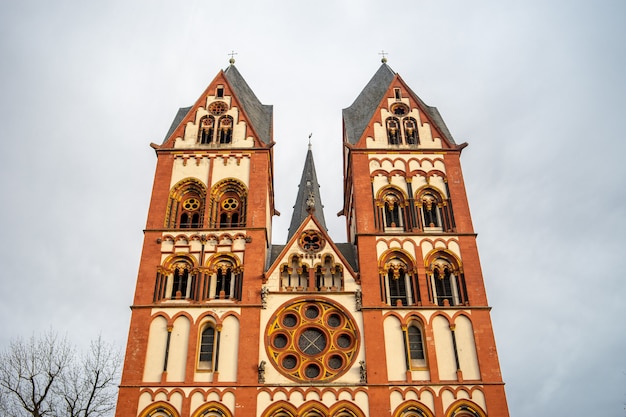 Kostenloses Foto limburger dom unter bewölktem himmel und sonnenlicht in deutschland