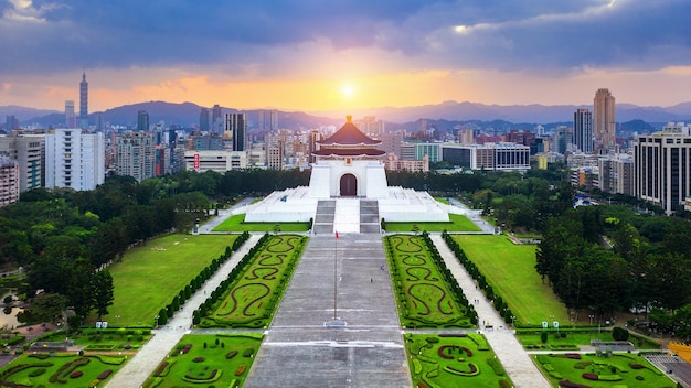 Kostenloses Foto luftaufnahme der chiang kai shek gedenkhalle in taipeh, taiwan.