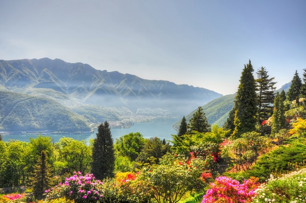 Kostenloses Foto luftaufnahme der schönen und bunten landschaft auf dem hintergrund der erstaunlichen berge