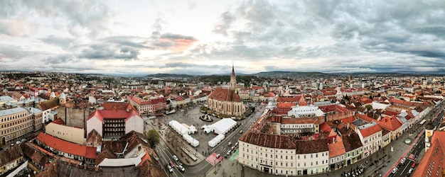 Kostenloses Foto luftdrohnen-panoramablick auf die st.-michael-kirche in cluj rumänien