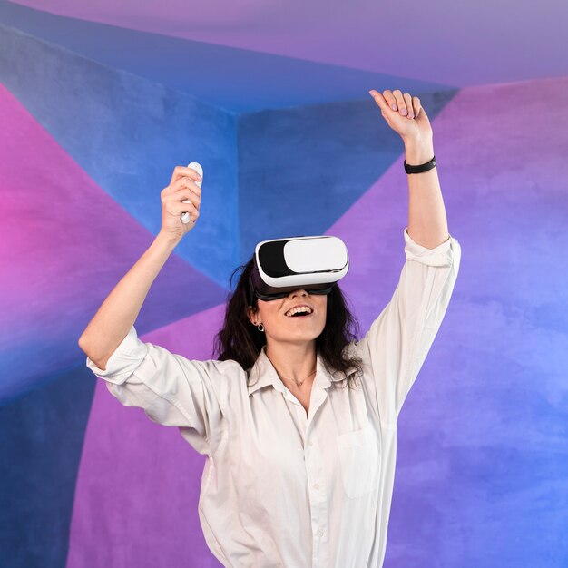 Mädchen mit den Händen, die das Virtual-Reality-Headset tragen