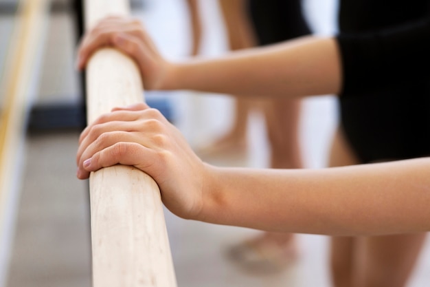 Kostenlose Foto mädchen üben und trainieren während des ballettunterrichts