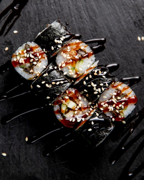 Kostenloses Foto maki-brötchen mit gurke, serviert mit sauce und sesam