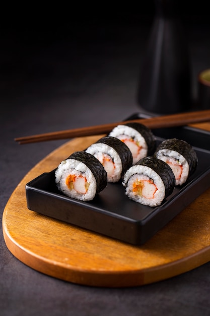 Kostenloses Foto maki-sushirollen mit essstäbchen