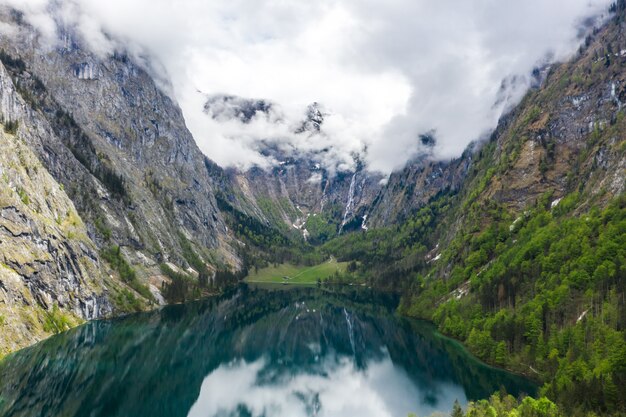 Malerisches Bergpanorama mit grünen Wiesen und idyllischem Türkis