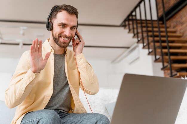 Mann mit Headset für Videoanruf