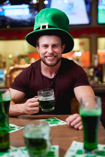 Kostenloses Foto mann mit koboldhut und bier feiert st. patrick's day