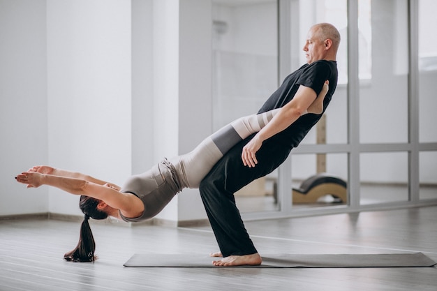 Kostenloses Foto mann und frau ein gleichgewicht yoga asana