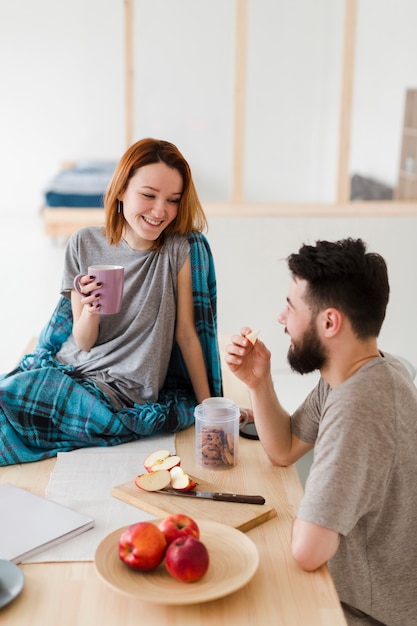 Mann und Frau sprechen in der Küche