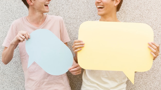 Kostenloses Foto mann und seine freunde halten sprechblasen