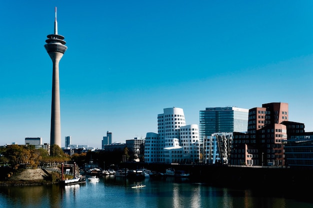 Kostenloses Foto media harbour mit dem berühmten rhinetower in düsseldorf