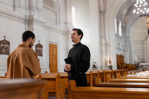 Kostenloses Foto menschen besuchen und beten im kirchengebäude