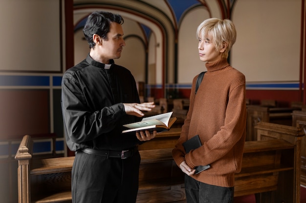 Kostenloses Foto menschen besuchen und beten im kirchengebäude