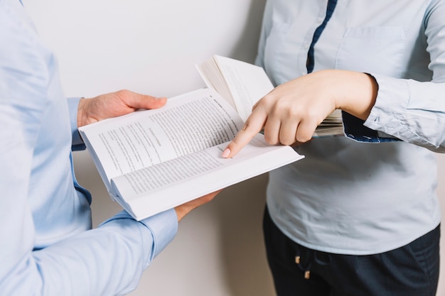 Kostenloses Foto menschen, die bücher lesen