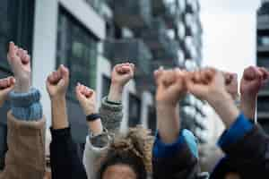 Kostenloses Foto menschen, die für den weltumwelttag protestieren