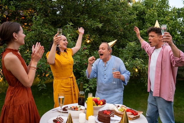 Kostenloses Foto menschen im freien im garten feiern eine senior-geburtstagsfeier