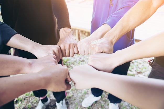 Kostenloses Foto menschen schließen sich hand während ihrer arbeit - menschliches verpflichtungskonzept an