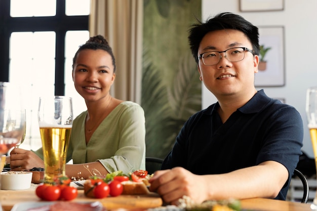 Kostenloses Foto mittlere schuss freunde wiedersehen im restaurant