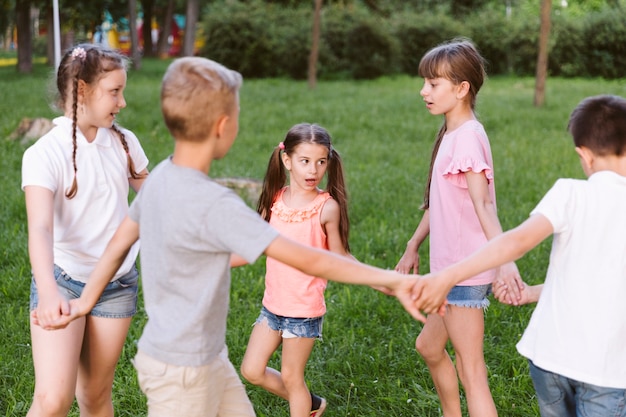 Kostenloses Foto mittlere schusskinder, die ihre hände halten