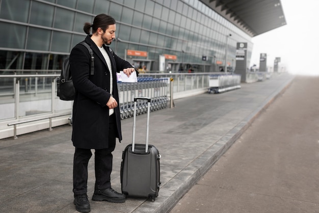 Kostenloses Foto muslimische person, die durch die stadt reist