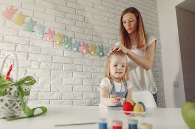 Kostenloses Foto mutter mit tochter in einer küche, die ostern vorbereitet