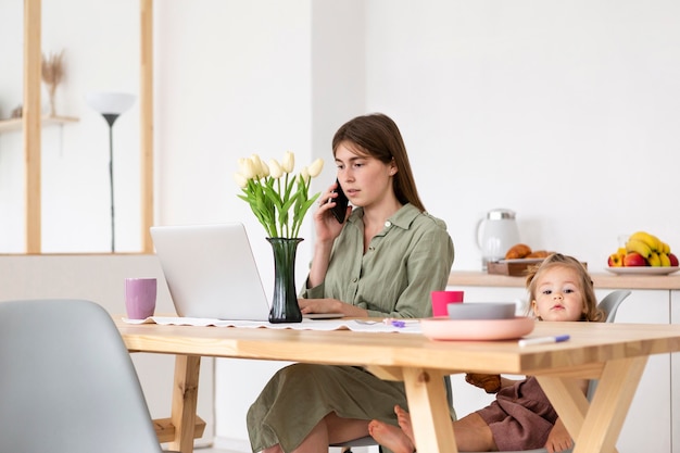 Kostenlose Foto mutter und mädchen sitzen am tisch