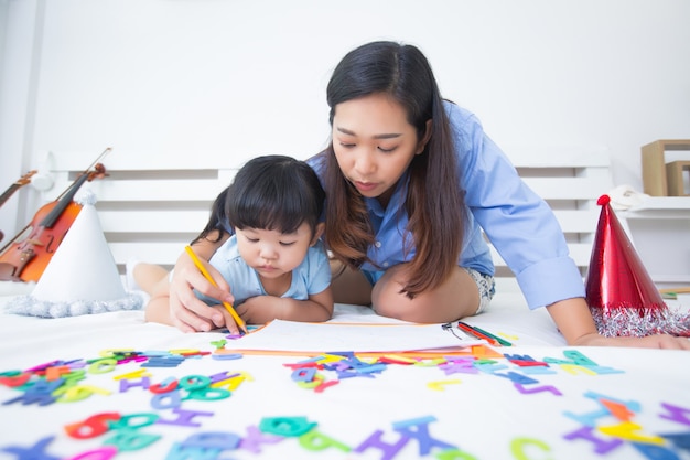 Kostenloses Foto mutter und tochter, die das alphabet studieren