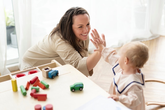 Kostenloses Foto mutter und tochter geben high fives