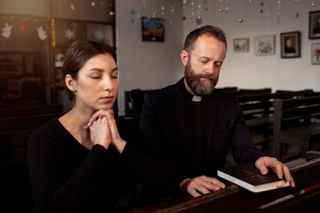 Nahaufnahme der Priesterlesung aus der Bibel