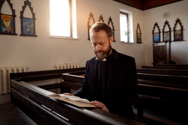 Nahaufnahme der Priesterlesung aus der Bibel