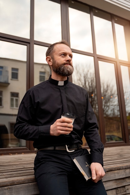 Nahaufnahme der Priesterlesung aus der Bibel