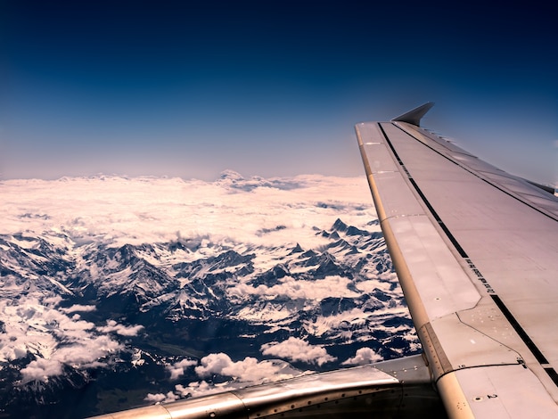 Kostenloses Foto nahaufnahme eines flugzeugflügels und der berge