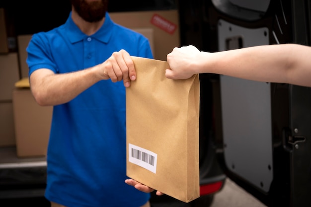 Nahaufnahme eines Mannes, der eine Packung liefert