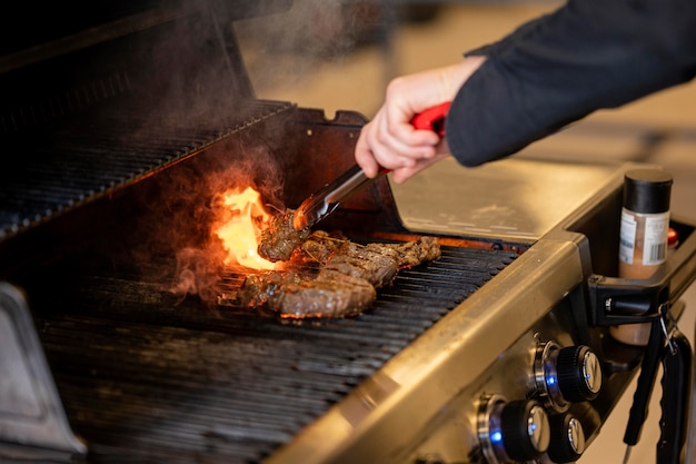 Kostenloses Foto nahaufnahme hand, die grill macht