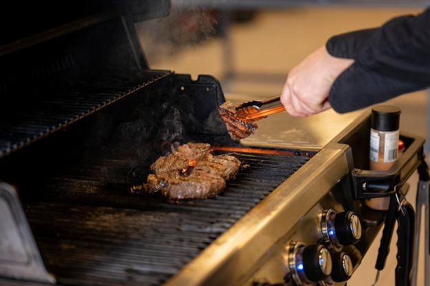 Kostenloses Foto nahaufnahme hand, die köstliches fleisch kocht