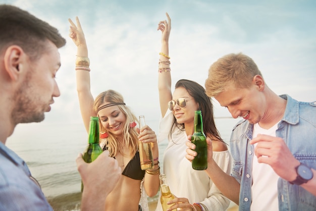 Kostenloses Foto nahaufnahme von jungen freunden, die spaß am strand haben