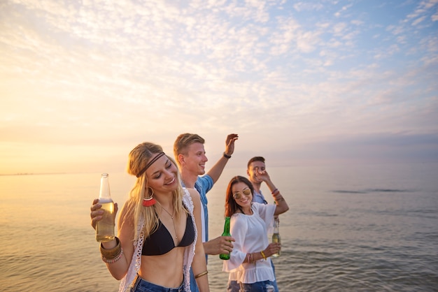 Kostenloses Foto nahaufnahme von jungen freunden, die spaß am strand haben