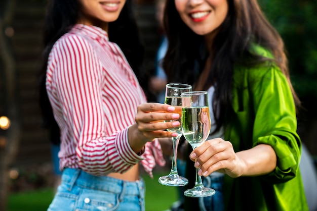 Kostenlose Foto nahaufnahmesmileymädchen mit champagnergläsern