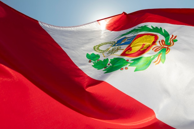 Nationalflagge von Peru im Wind