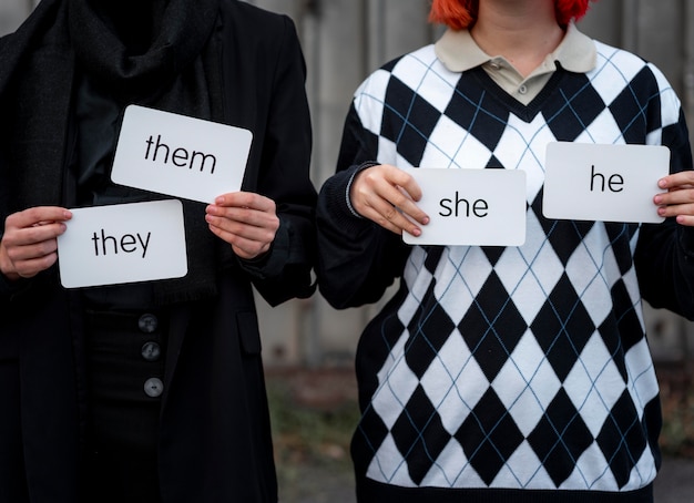 Kostenloses Foto nicht binäre personen der vorderansicht, die pronomenkarten halten