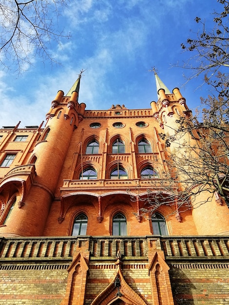 Kostenloses Foto niedriger winkelschuss einer kathedrale unter einem bewölkten himmel in stettin, polen