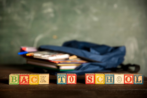 Kostenloses Foto offener rucksack und inschrift zurück in die schule